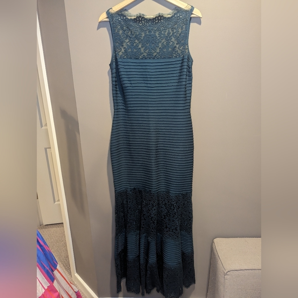 Tadashi Shoji Blue Pintuck Jersey & Illusion Lace Full Length Gown Size Medium - Picture 8 of 8